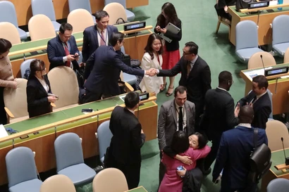 De nombreux États membres de l’ONU viennent féliciter le Vietnam pour son excellent résultat au vote. Photo: VNA