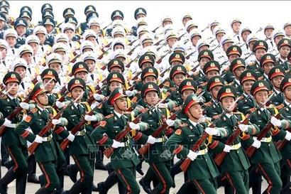 Le Bloc d’honneur de l’Armée de terre, de la Marine et la Défense aérienne – Armée de l’air. Photo : VNA