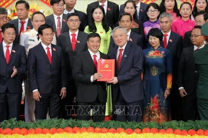 Le vice-Premier ministre Nguyen Hoa Binh présente la décision du Bureau politique nommant le Comité exécutif et la permanence du Comité exécutif provincial du Parti de Lam Dong. Photo : VNA