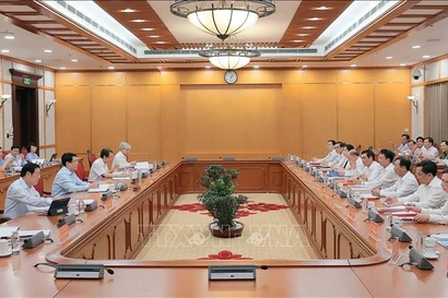 Séance de travail du Bureau politique avec la permanence du Comité provincial du Parti de Phu Tho. Photo: VNA