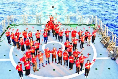 Une délégation de Vietnamiens d'outre-mer rend visite aux militaires et aux civils du district insulaire de Truong Sa et à la plateforme DK1 à bord du « Navire de la Grande Union ». Photo : VNA.