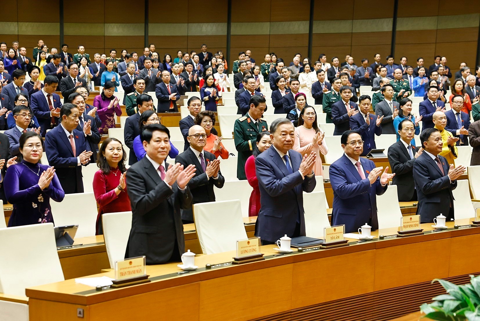 Le secrétaire général Tô Lâm, et d'autres dirigeants et anciens dirigeants du Parti et de l'État, assistent à la cérémonie de clôture de la 10ᵉ session. Photo : VNA.