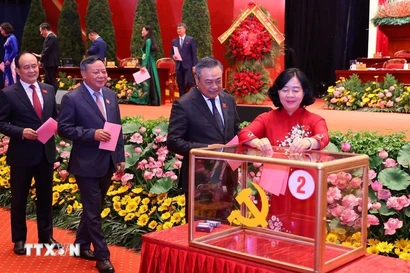 Le Comité du Parti de Hanoi pour le mandat 2025-2030 compte 75 membres Les délégués votent pour élire le Comité exécutif du Comité du Parti de la ville de Hanoi pour le 18e mandat, 2025-2030. Photo : VNA