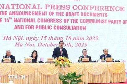 Conférence de presse internationale pour annoncer les projets de documents qui seront soumis au 14e Congrès national du Parti et à la consultation publique. Photo :VNA