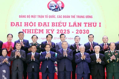 Le secrétaire général du Parti, Tô Lâm et le Premier ministre Pham Minh Chinh participent au premier Congrès du Comité du Parti du Front de la Patrie du Vietnam (FPV) et des organisations centrales de masse pour le mandat 2025-2030. Photo : VNA