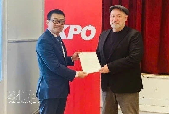 L'ambassadeur du Vietnam en Autriche, Vu Le Thai Hoang (gauche), remet une lettre de remerciement du Comité central du PCV au président du Parti communiste d'Autriche (KPÖ), Günther Hopfgartner. Photo: VNA