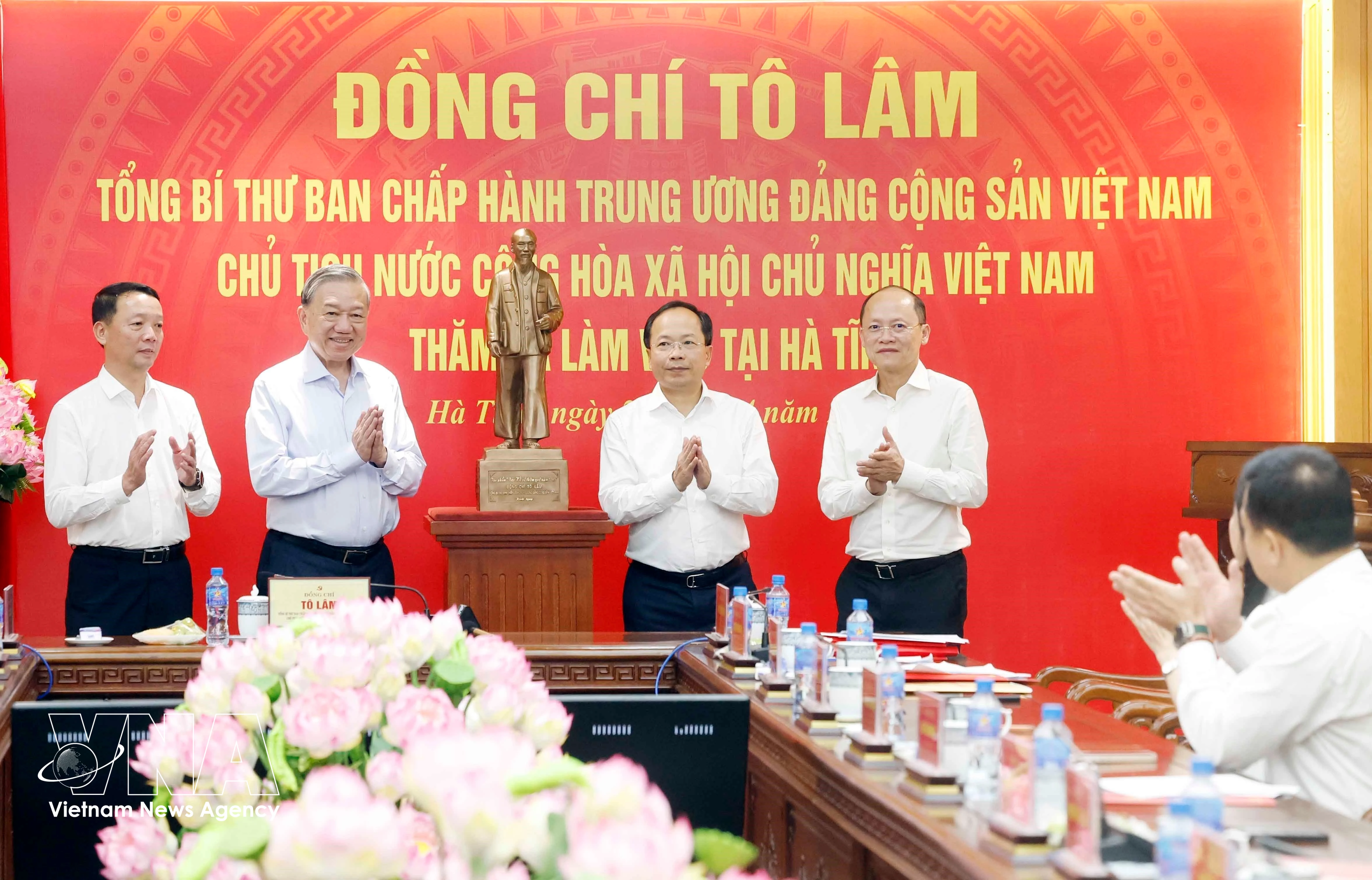 Le secrétaire général et président To Lam offre une statue du Président Ho Chi Minh au Comité du Parti, à l'autorité et au peuple de Ha Tinh. Photo : VNA