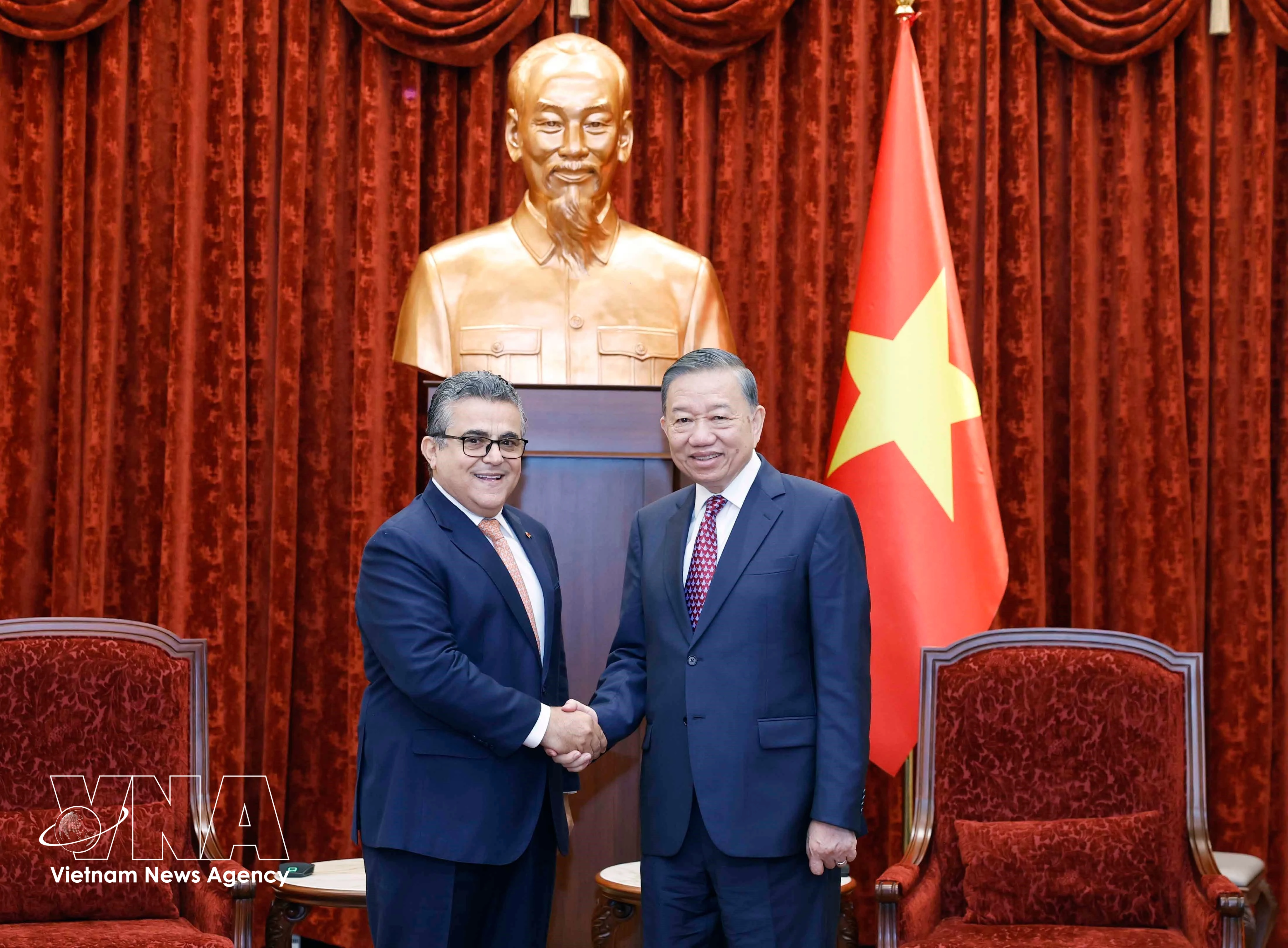 Le secrétaire général du Parti communiste du Vietnam et président vietnamien, To Lam et l’ambassadeur de l’État de Palestine, Saadi Salama. Photo : VNA