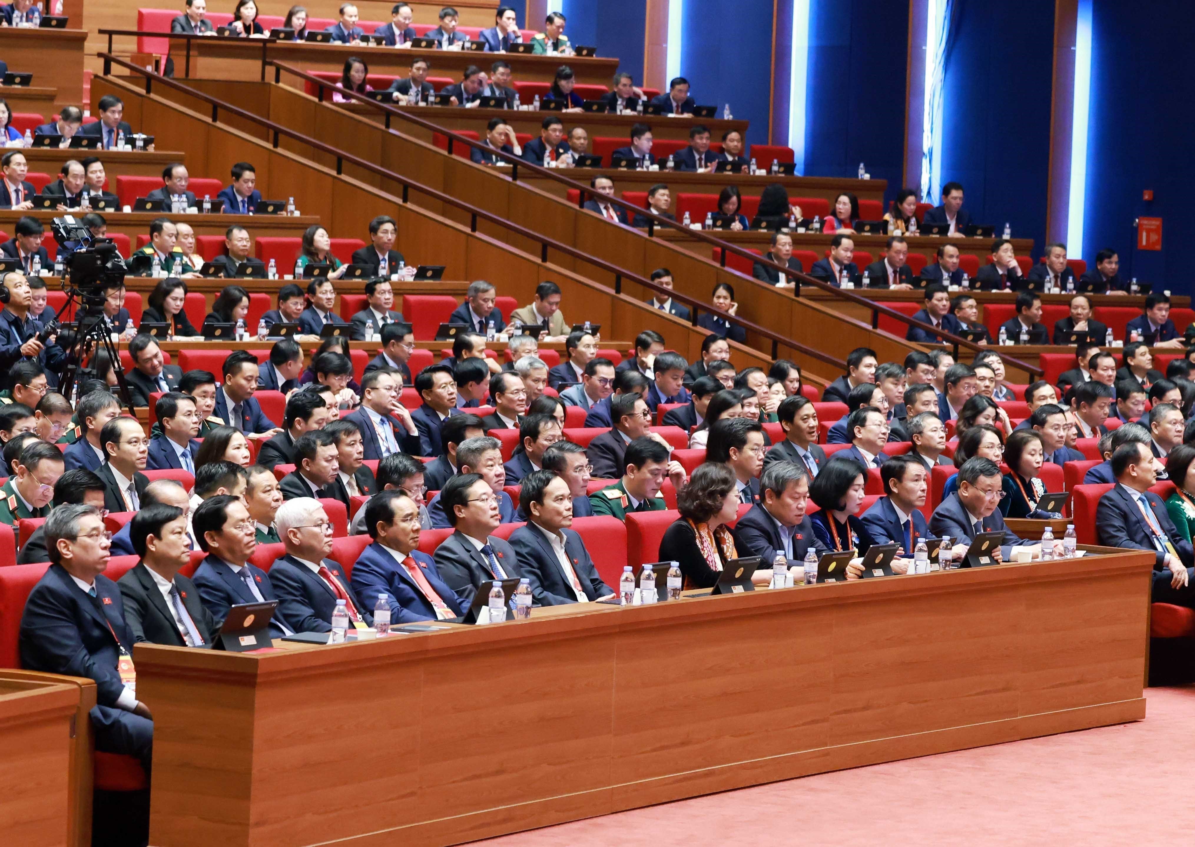 Le débat sur les projets de Documents du 14e Congrès national du Parti communiste du Vietnam. Photo : VNA