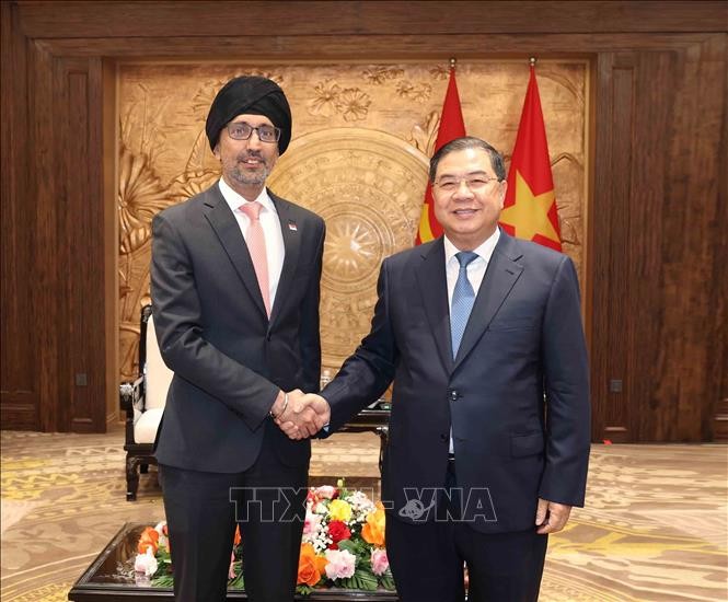 Pham Gia Tuc, membre du Bureau Politique, secrétaire et chef du Bureau du Comité central du Parti communiste du Vietnam, a reçu le 6 mars à Hanoï, l’ambassadeur de Singapour, Rajpal Singh. Photo : VNA