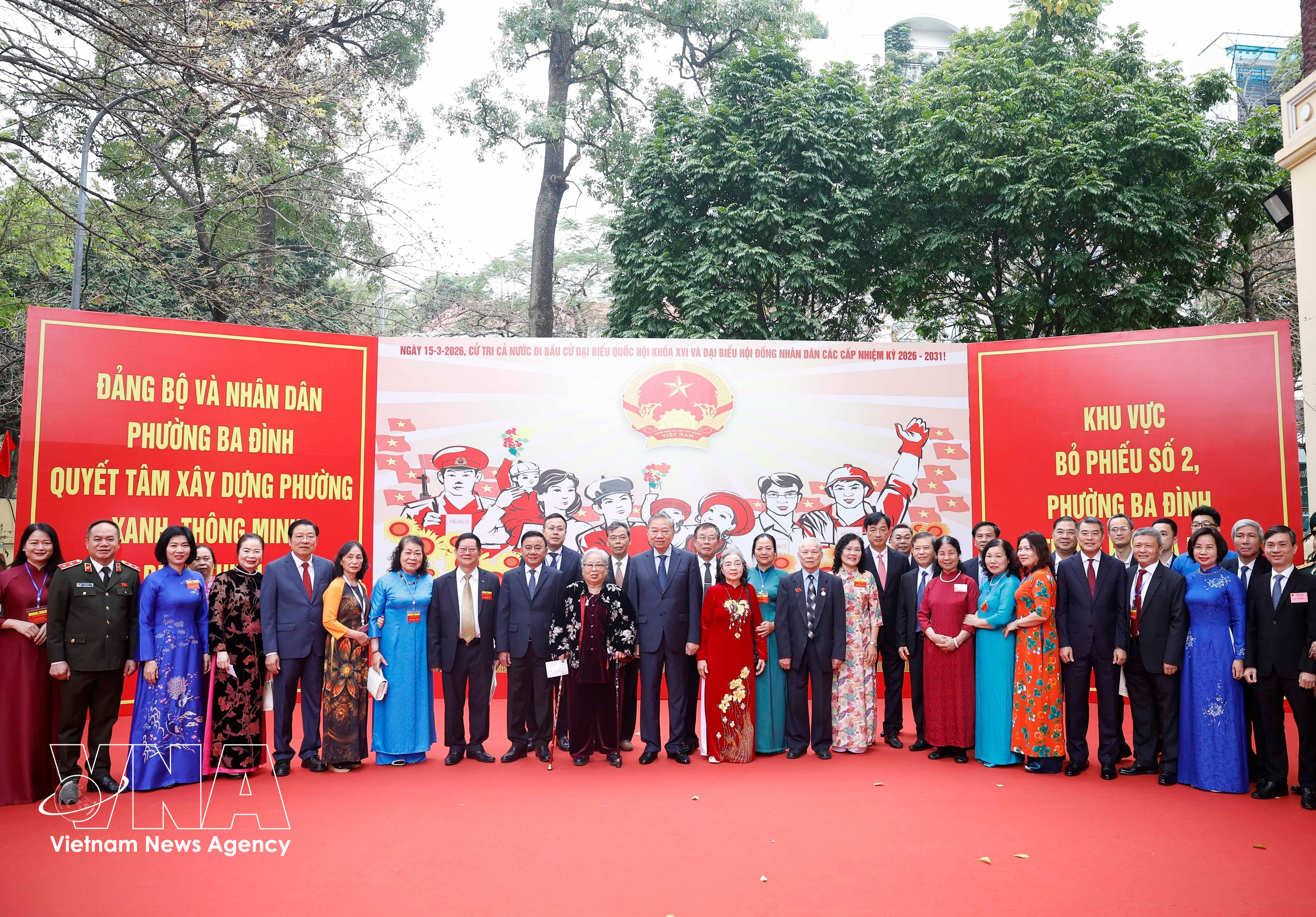 Le secrétaire général To Lam avec des électeurs au bureau de vote n° 2, quartier de Ba Dinh, Hanoï. Photo : Thong Nhat - VNA