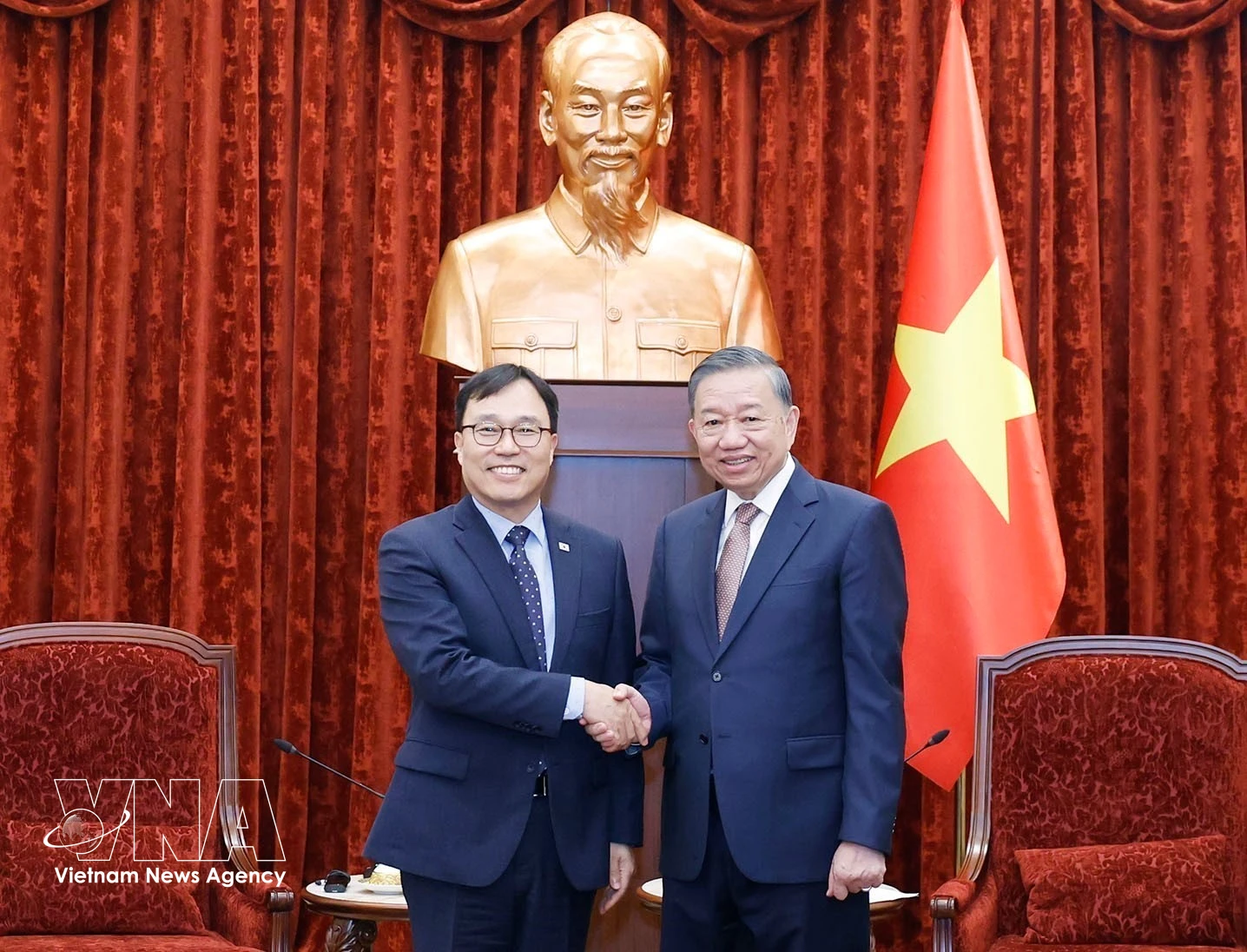 Le secrétaire général du Parti communiste du Vietnam et président de l’État, To Lam (droite) et l’ambassadeur sud-coréen, Choi Young Sam à Hanoï. Photo : VNA