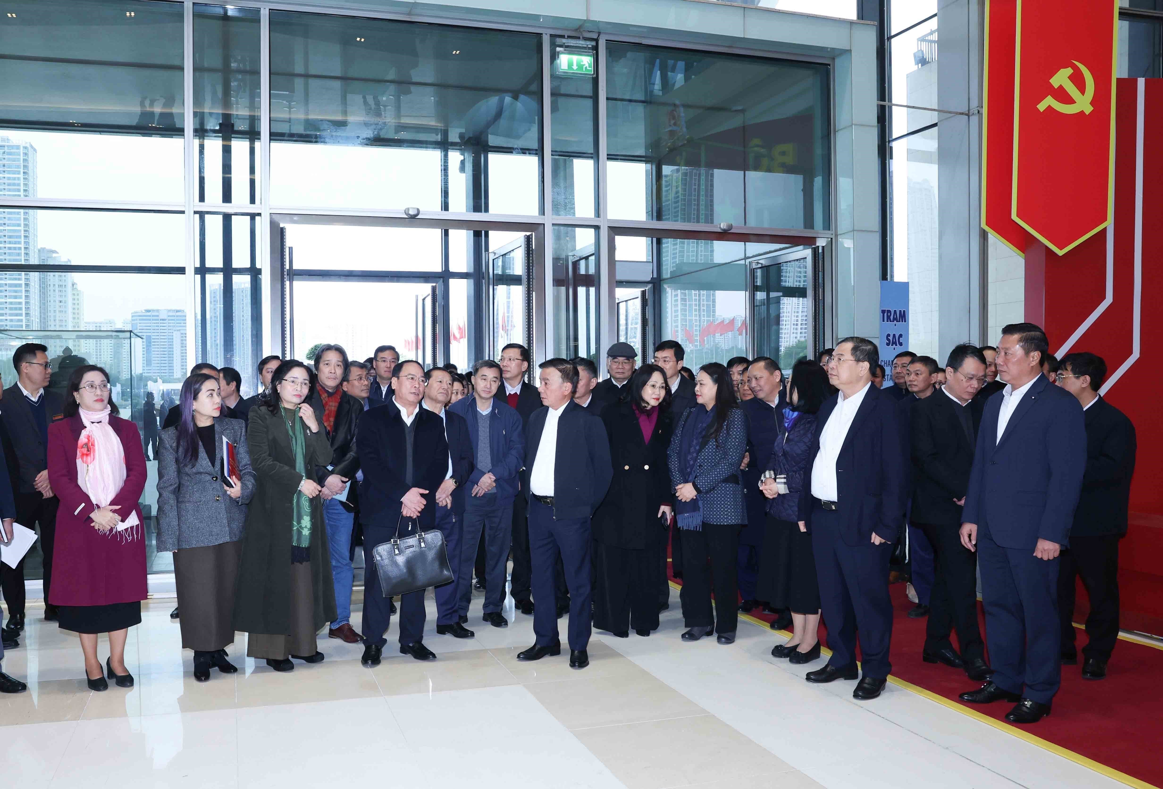 Le permanent du Secrétariat Tran Cam Tu au Centre national des conférences de Hanoï. Photo : VNA