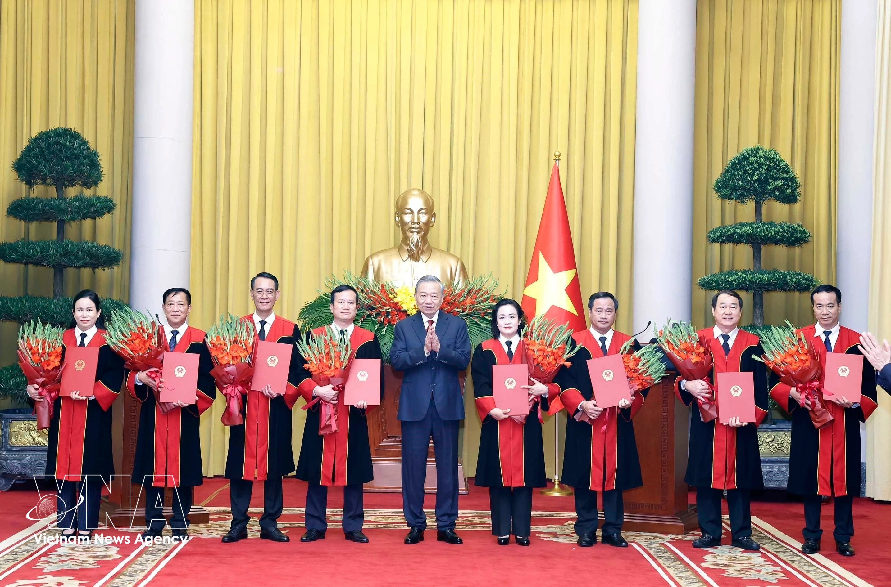 Le secrétaire général du Parti et président, To Lam, remt les décisions de nomination des juges de la Cour populaire suprême. Photo : VNA