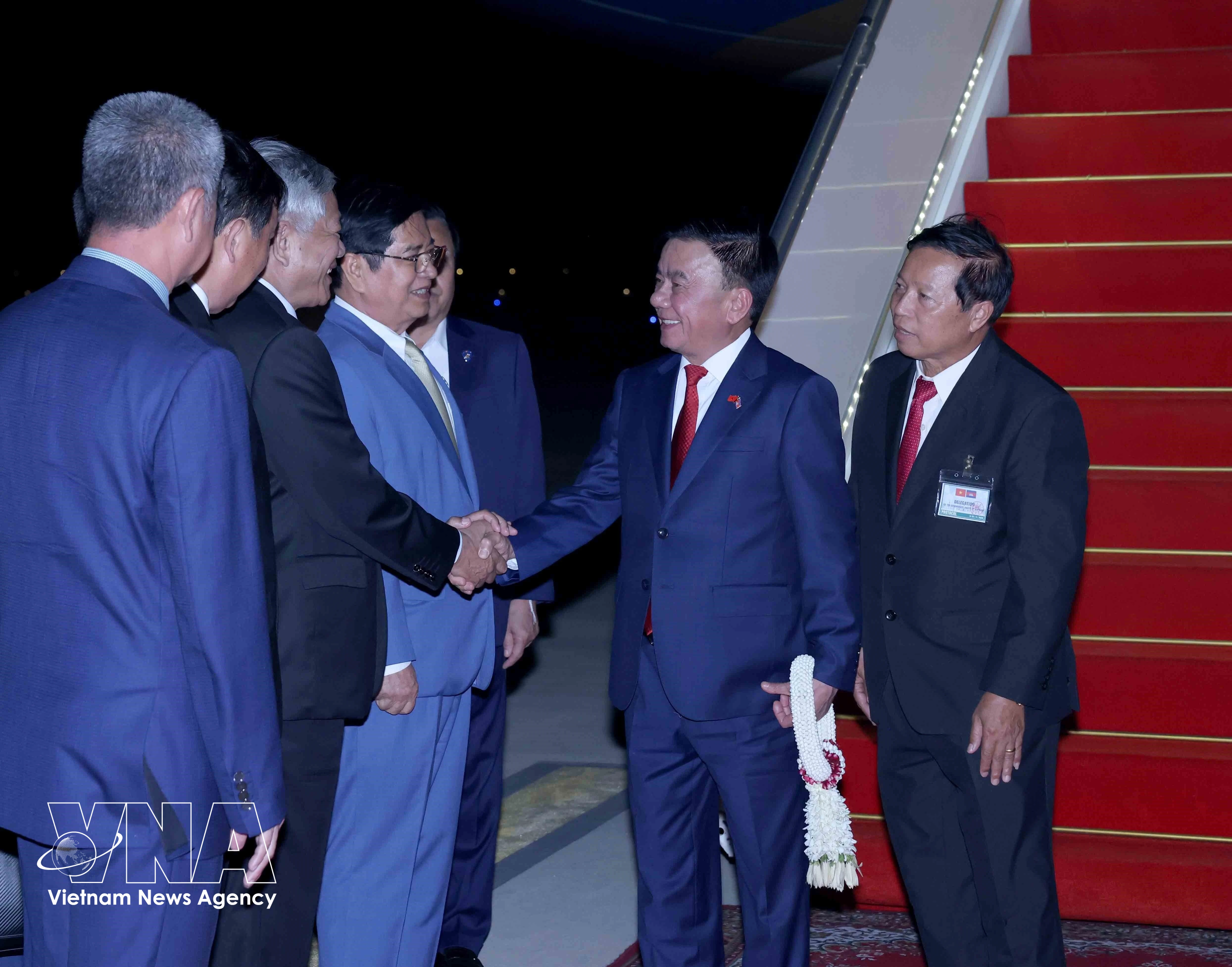 Des dirigeants du Parti du peuple cambodgien accueille Tran Cam Tu et la délégation vietnamienne l'accompagnant à l'aéroport international de Techo. Photo : VNA