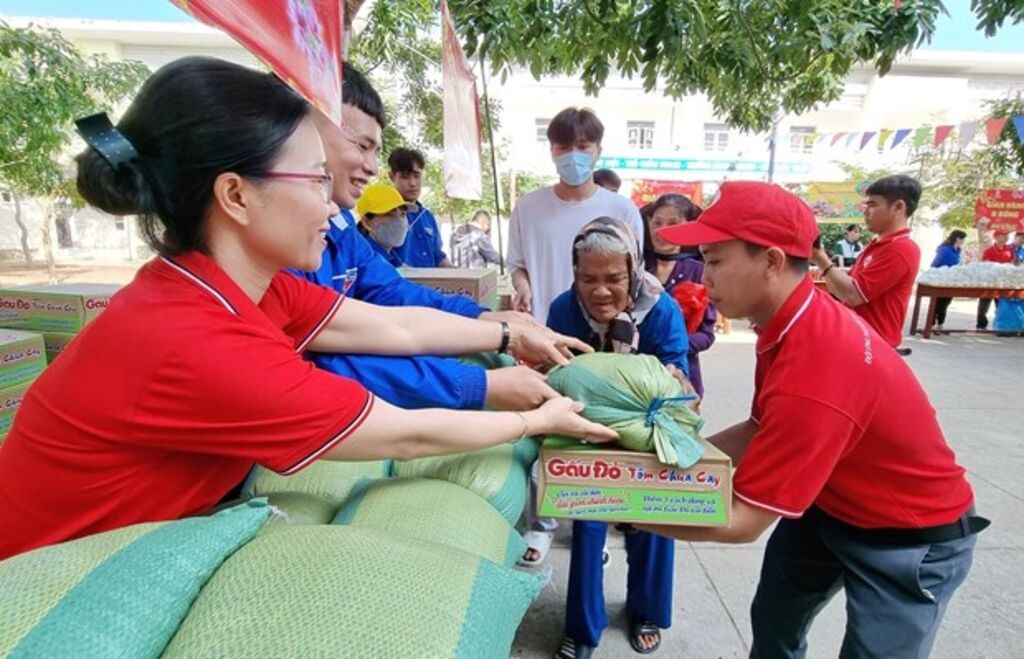 La Croix-rouge de la province de Ninh Thuan soutient des personnes en difficulté. Photo : VNA