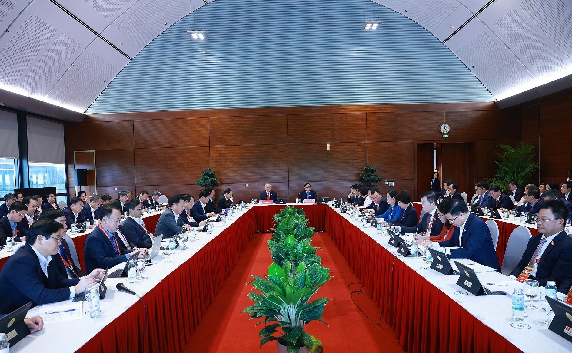 Les délégués tiennent des discussions en groupes. Photo : VNA