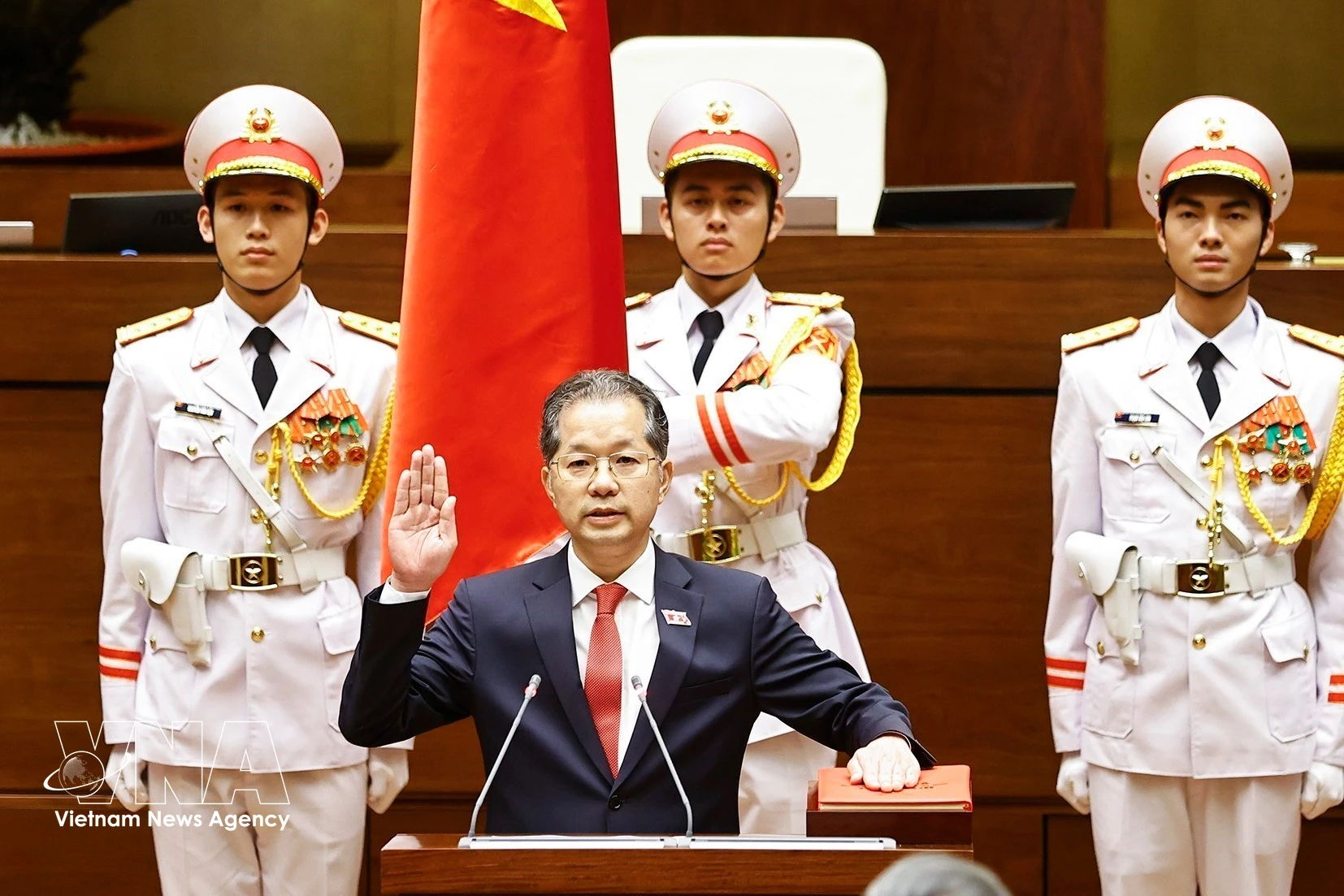Le président de la Cour populaire suprême Nguyên Van Quang prête serment. Photo: VNA