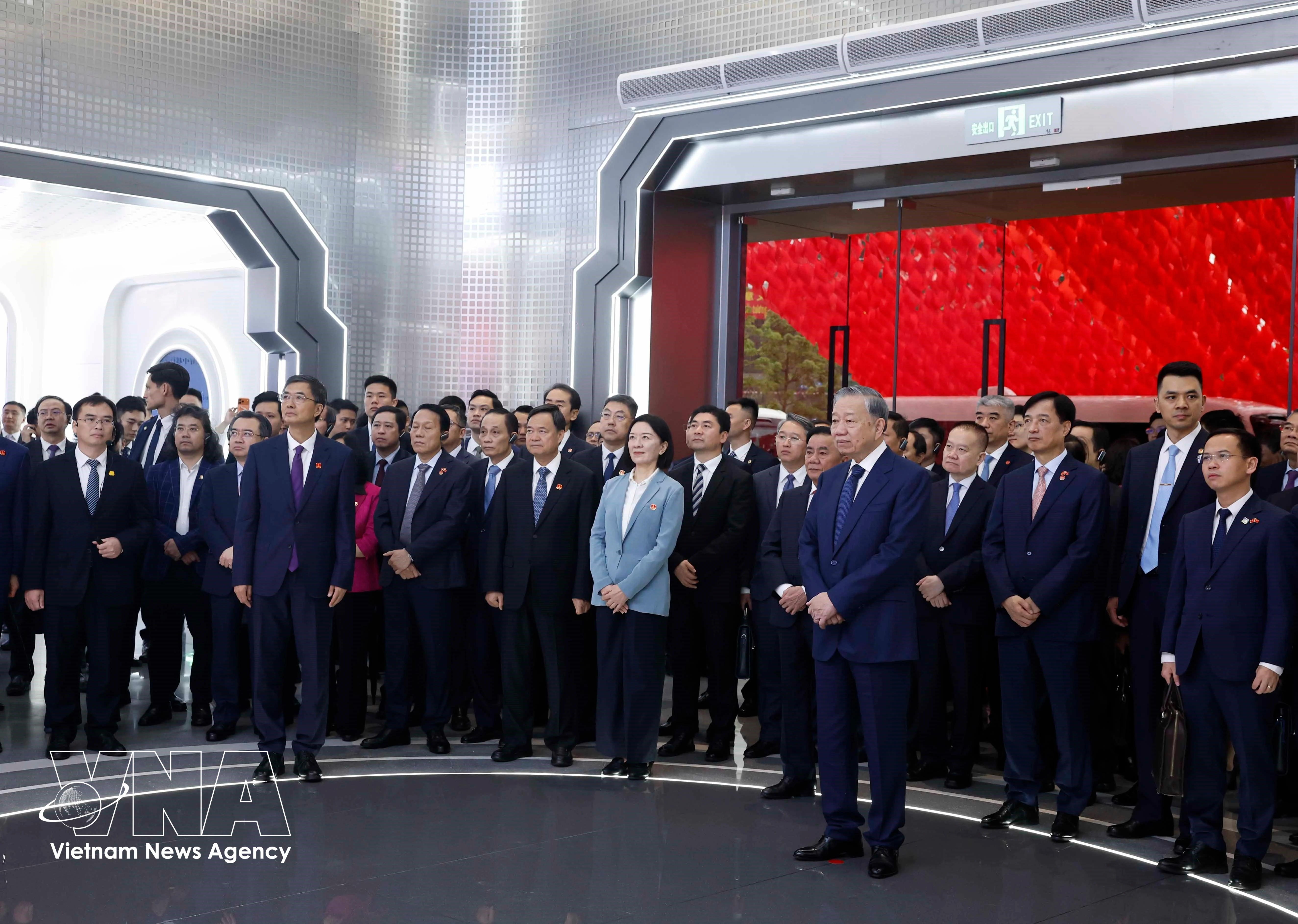 Le haut dirigeant Tô Lâm et la haute délégation vietnamienne en visite au Centre Chine–ASEAN de coopération pour l’innovation en intelligence artificielle à Nanning. Photo: VNA