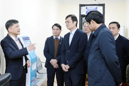 La délégation du Conseil électoral national examine les préparatifs des élections à Phu Tho. Photo: VNA