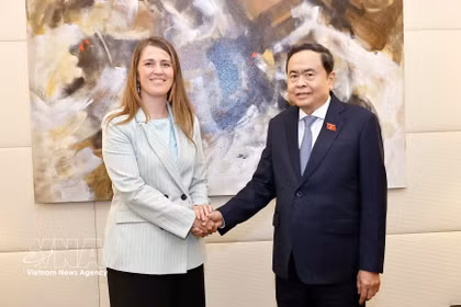 Le président de l'Assemblée nationale, Tran Thanh Man rencontre la présidente du Groupe d'amitié parlementaire Italie-Vietnam, Chiara Gribaudo. Photo: VNA