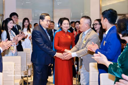 Le président de l’Assemblée nationale Tran Thanh Man rencontre des représentants de la communauté vietnamienne en Italie. Photo: VNA
