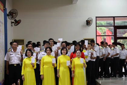 Des électeurs au bureau de vote n° 14 à Truong Sa. Photo: VNA