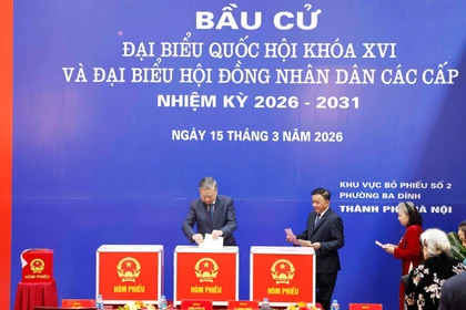 Le secrétaire général du Parti To Lam dépose son bulletin de vote dans l'urne. Photo: VNA