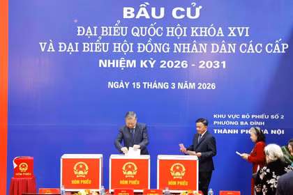 Le secrétaire général du Parti To Lam dépose son bulletin de vote dans l'urne. Photo: VNA