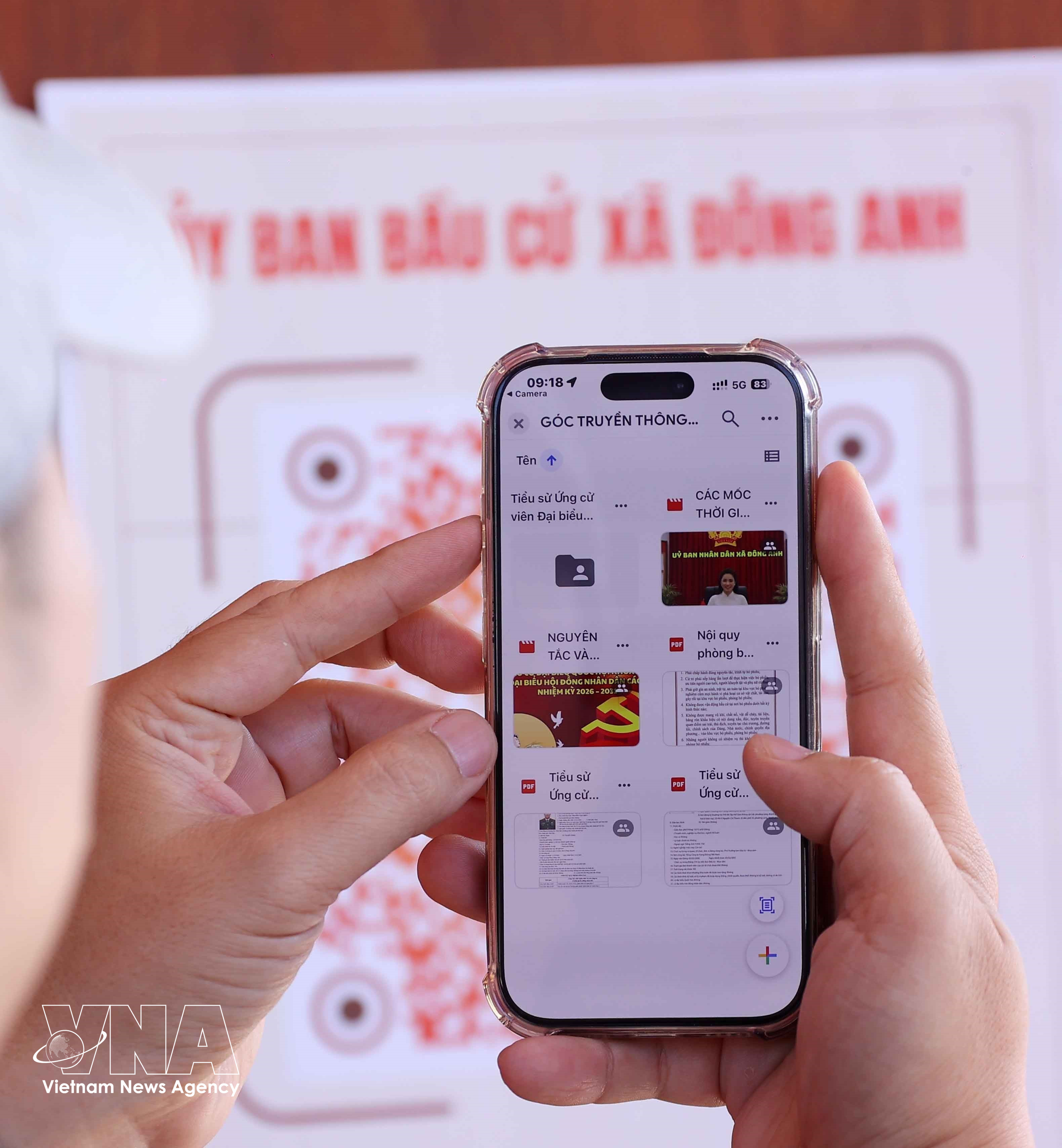 Les électeurs scannent un code QR à l’aide de leur smartphone afin de vérifier rapidement les informations relatives à leur droit de vote. Photo : VNA