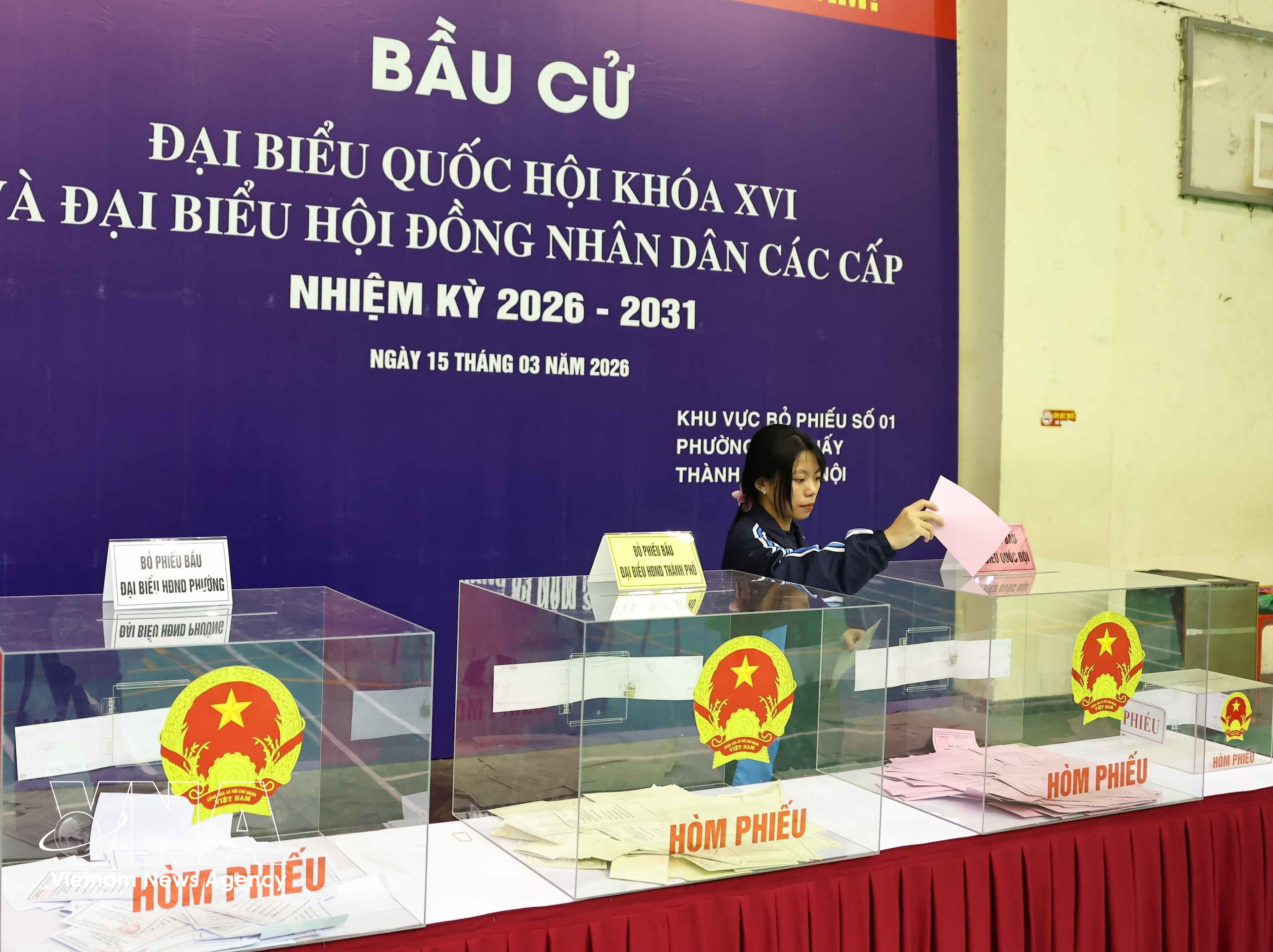 Des étudiants déposent leur bulletin de vote pour élire les députés de la 16ᵉ législature de l’Assemblée nationale du Vietnam et les membres des conseils populaires à tous les niveaux pour le mandat 2026-2031. Photo: VNA