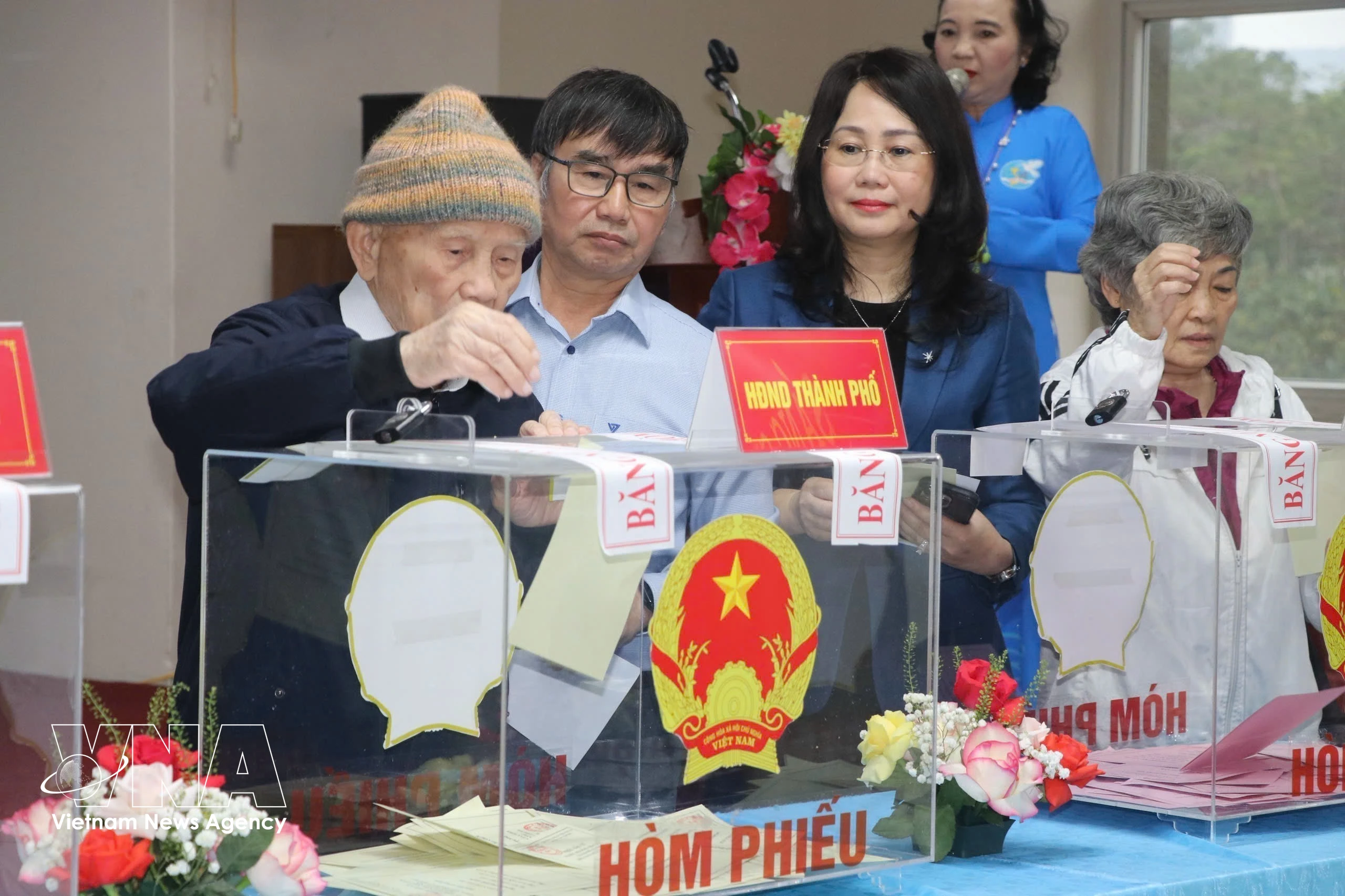 Nguyen Trong Khien, 100 ans, vote au bureau de vote n°16, dans le groupe résidentiel n°40, quartier de Yen Hoa. Photo: VNA