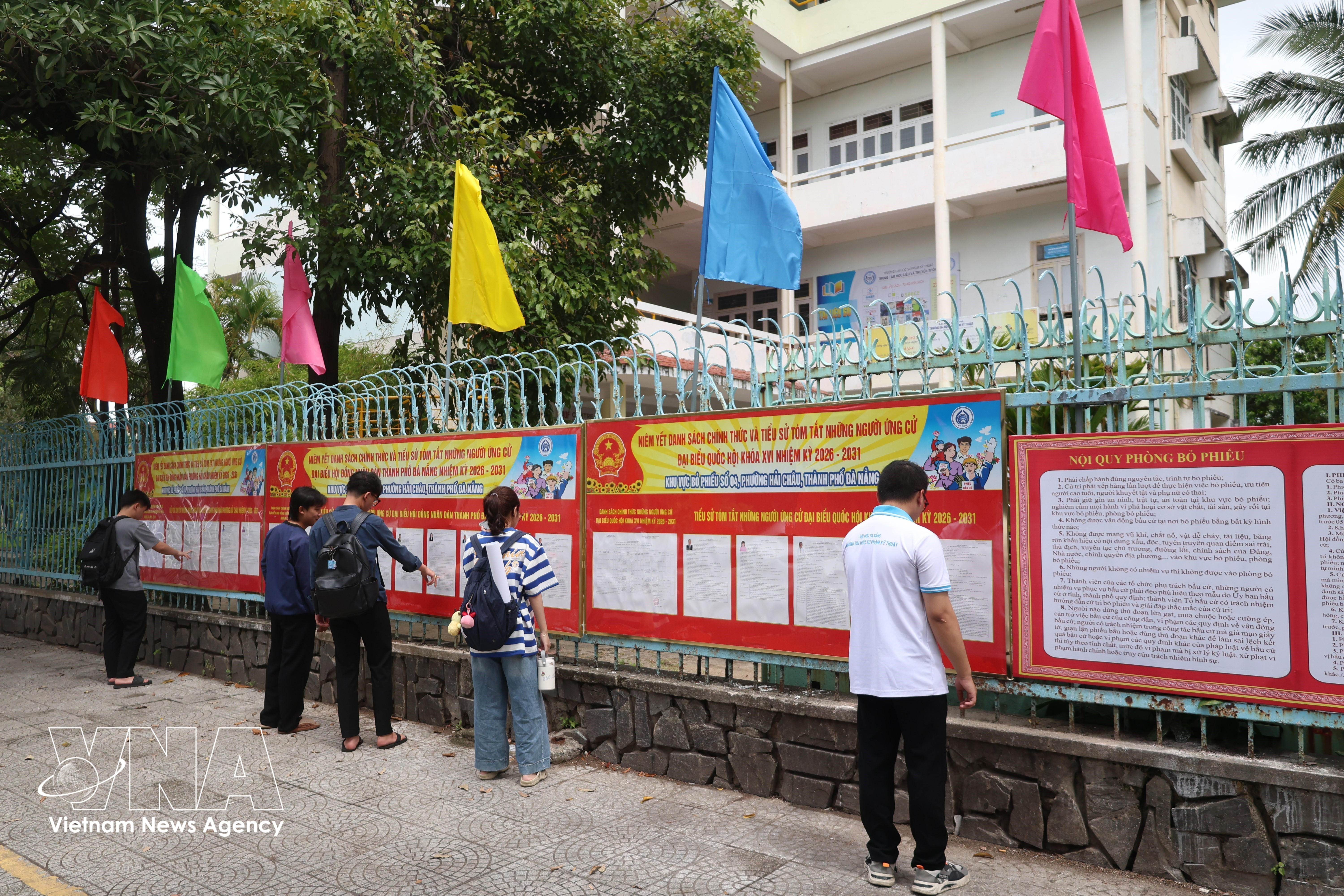 Des étudiants de l'Université de Da Nang lisent des informations des candidats. Photo: VNA