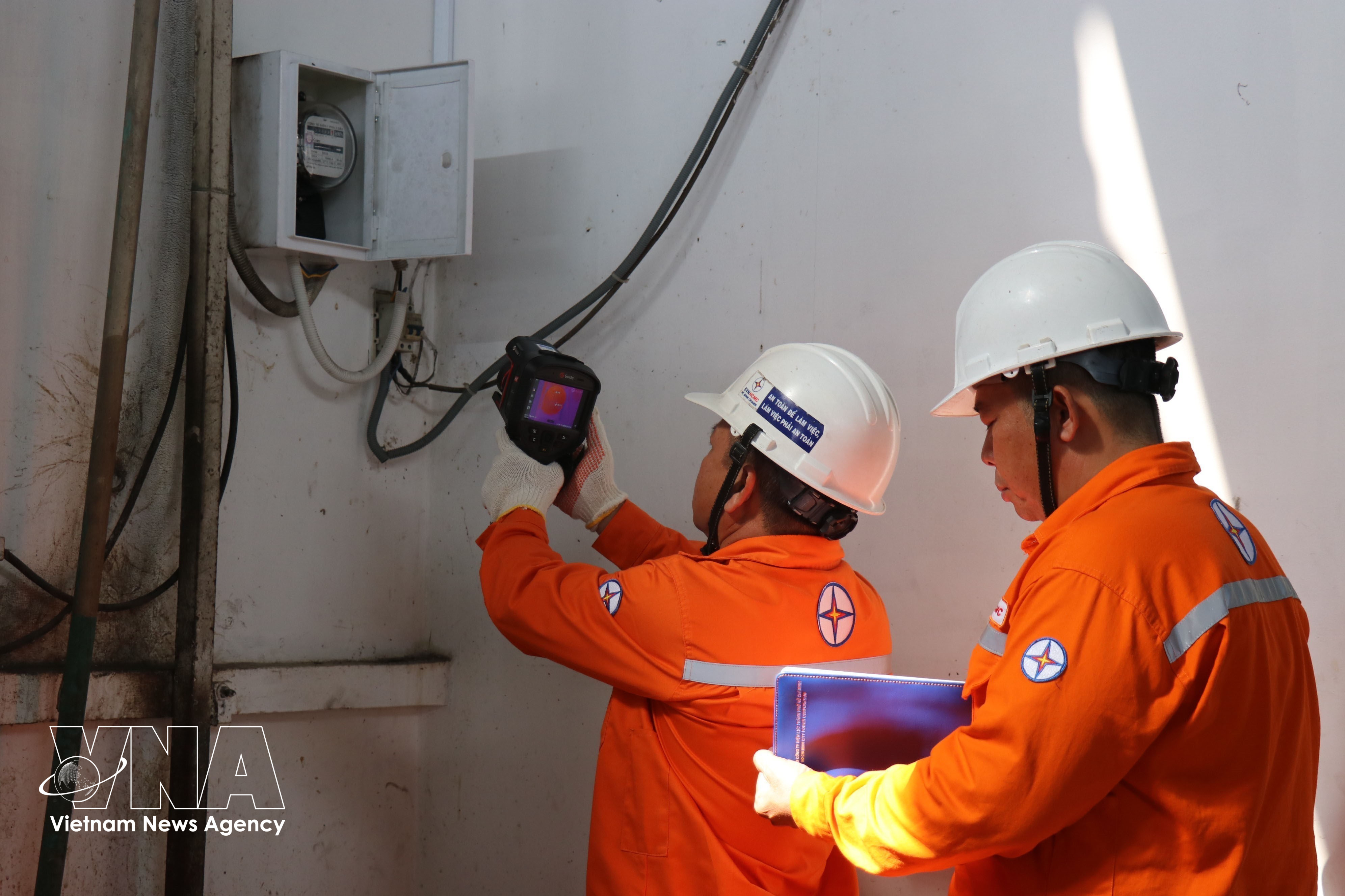 Le personnel de la Compagnie générale d’électricité de Ho Chi Minh-Ville (EVNHCMC)