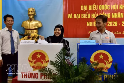 Des électeurs cham votent au bureau de vote n° 26, quartier de Gia Dinh, à Ho Chi Minh-Ville, le 15 mars 2026. Photo : VNA