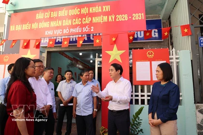 Le secrétaire du Comité provincial du Parti de Khanh Hoa, Nghiem Xuan Thanh, inspecte les préparatifs électoraux au bureau de vote n°2, quartier de Bac Nha Trang. Photo : VNA