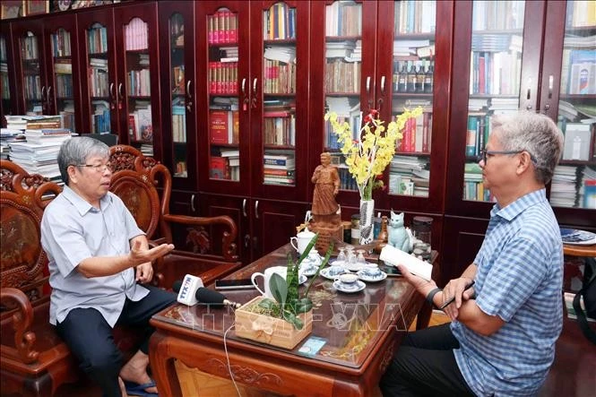 Le prof. associé-docteur Ha Minh Hong (gauche), vice-président de l'Association des sciences historiques de Ho Chi Minh-Ville. Photo: VNA