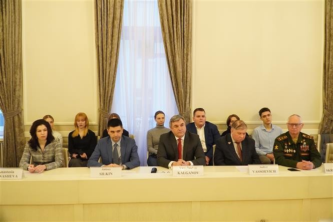 Les délégués présents à la table ronde. Photo: VNA
