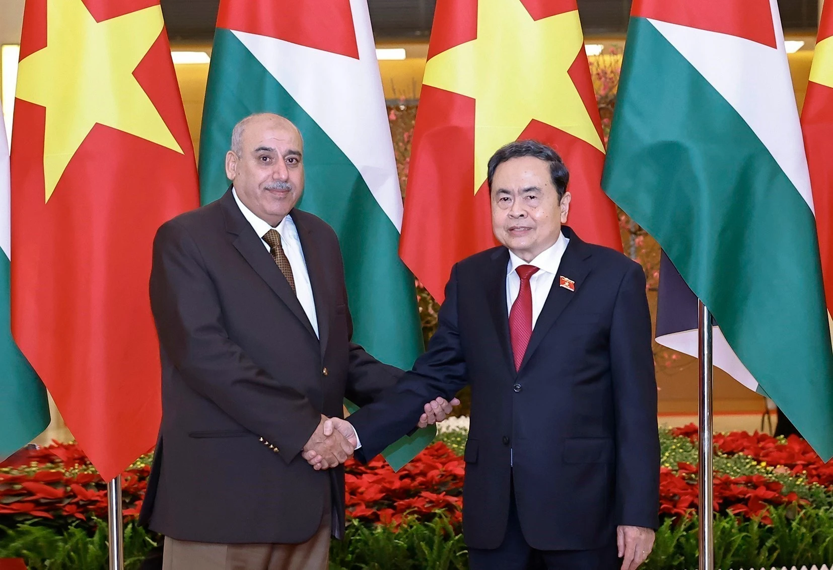 Le président de la Chambre basse de Jordanie, Mazen Turki El Qadi, et le plus haut législateur vietnamien, Tran Thanh Man. Photo: VNA