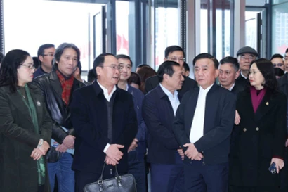 Le permanent du Secrétariat du Comité central du Parti communiste du Vietnam, Tran Cam Tu, examine les préparatifs du 14e Congrès national du Parti. Photo: VNA