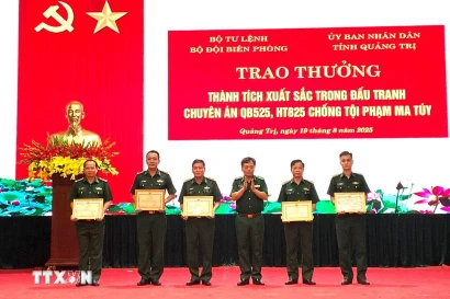 Le Commandement des gardes-frontières décerne des certificats de mérite à cinq groupes et dix personnes pour leurs réalisations exceptionnelles dans les opérations QB525 et HT825. Photo : Vo Dung/VNA 