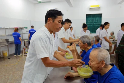 Le secrétaire général du Parti, To Lam, et les invalides du Centre. Photo : VNA