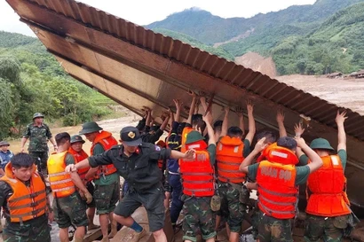 Des soldats sont mobilisés dans les opérations de recherche des victimes disparues suite au glissement de terrain dévastateur au village de Nu, commune de Phuc Khanh, district de Bao Yen, province de Lao Cai, en septembre 2024. Photo : VNA