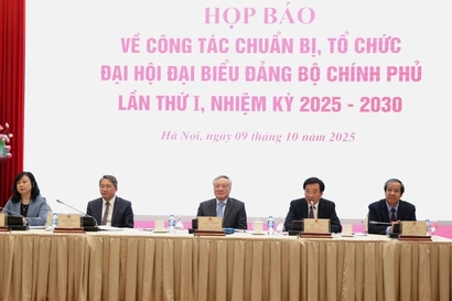 Le vice-Premier ministre permanent Nguyen Hoa Binh (au milieu) et des dirigeants de différents ministères à la conférence de presse, le 9 octobre à Hanoï. Photo : baochinhphu.vn 