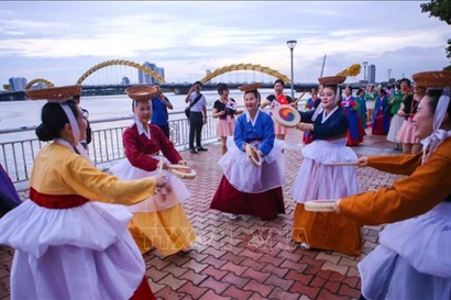 Des artistes sud-coréens échangent avec les habitants et les touristes de Da Nang. Photo : VNA
