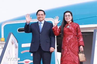 Le Premier ministre Pham Minh Chinh, son épouse sont arrivés au Koweït. Photo: VNA