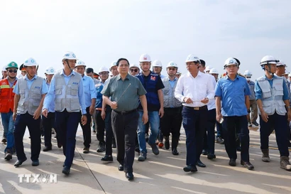 Le Premier ministre Pham Minh Chinh effectue une visite d'inspection du chantier à l'aéroport international de Long Thành. Photo: VNA
