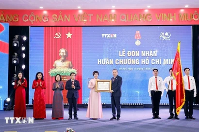 Le secrétaire général To Lam remet l’Ordre de Hô Chi Minh à la VNA. Photo: VNA