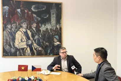 Milan Krajca, président du Mouvement pour la paix tchèque et membre du Parti communiste de Bohême et de Moravie, répond à une interview de l’Agence vietnamienne d’Information. Photo: VNA