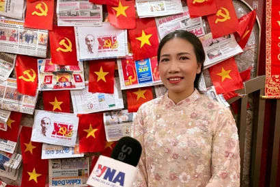 La docteure Nguyen Thi Khanh, chercheuse postdoctorale à l'Université chinoise de Hong Kong, répond à une interview de l’Agence vietnamienne d’information. Photo: VNA